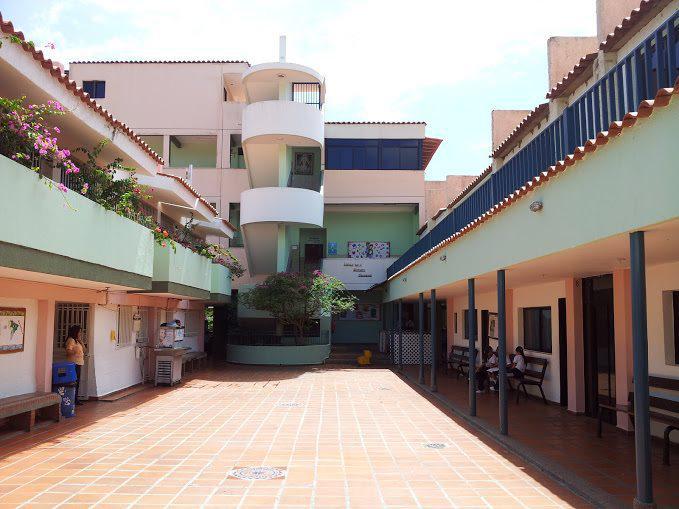 En el municipio Maneiro le impiden a periodista grabar a las afueras de centr...