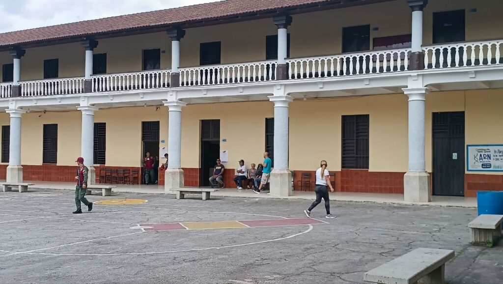 Comandante de la GNB obliga a equipo de El Impulso a borrar fotos de la cober...